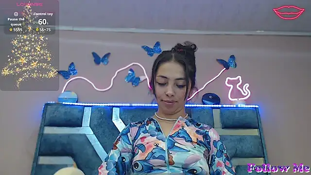 Snapshot of Roxan_Fox- chatting on 12-15-25, 05:01 Roxan Fox- online show from 12-15-25, 05:01