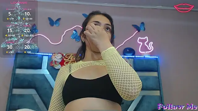 Snapshot of Roxan_Fox- chatting on 12-19-25, 03:02 Roxan Fox- online show from 12-19-25, 03:02