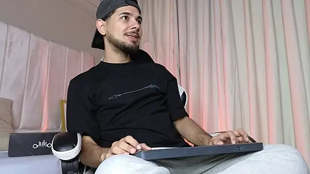 Snapshot of Samir_bear chatting on 10-31-25, 12:39 Samir bear online show from 10-31-25, 12:39