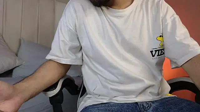 Snapshot of Samir_bear chatting on 04-13-26, 12:43 Samir bear online show from 04-13-26, 12:43