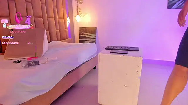 victoriaroyce1 online show from 10-30-25, 01:12