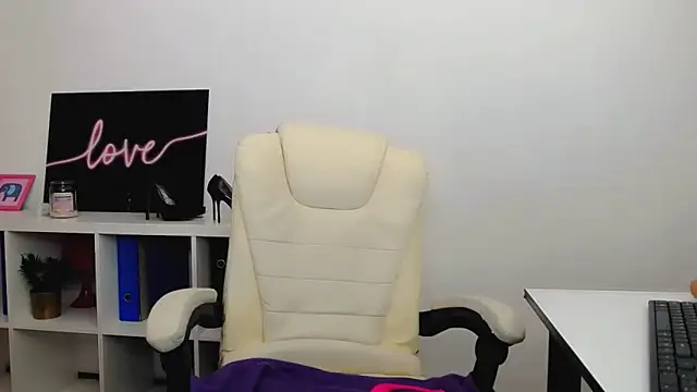 Lia Benini online show from 02-25-25, 07:25