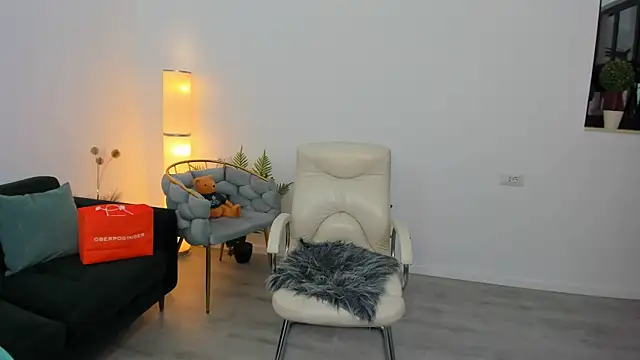 Snapshot of Aileen_Stone chatting on 10-30-25, 03:46 Aileen Stone online show from 10-30-25, 03:46