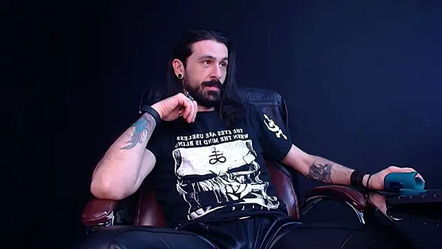 Snapshot of AxelColton chatting on 11-06-25, 11:33 AxelColton online show from 11-06-25, 11:33