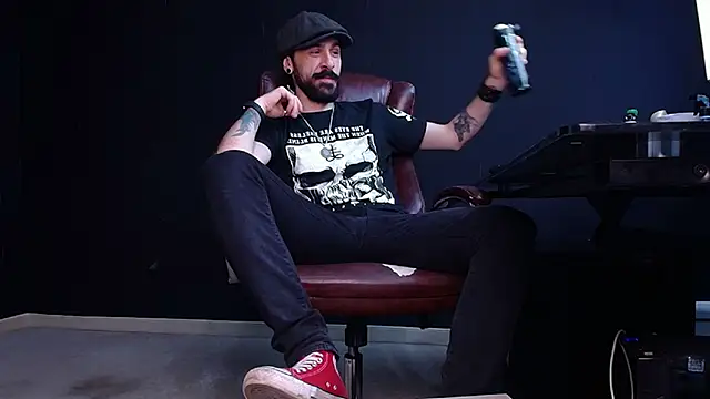 Snapshot of AxelColton chatting on 11-12-25, 11:10 AxelColton online show from 11-12-25, 11:10