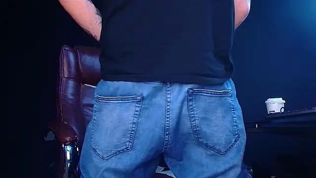 Snapshot of AxelColton chatting on 11-26-25, 06:03 AxelColton online show from 11-26-25, 06:03