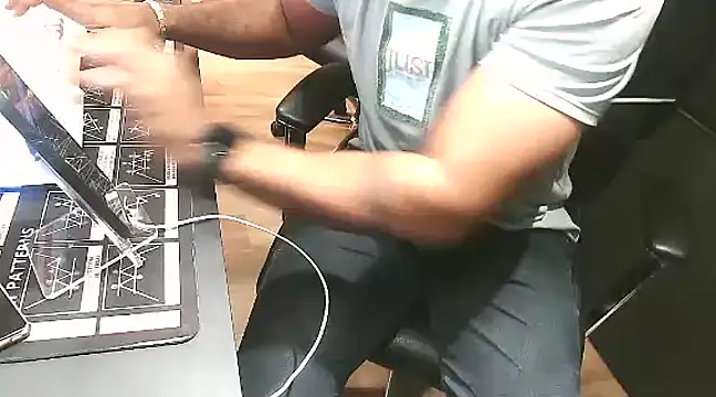 Snapshot of Nil_Talreja chatting on 01-20-25, 09:35 Nil Talreja online show from 01-20-25, 09:35