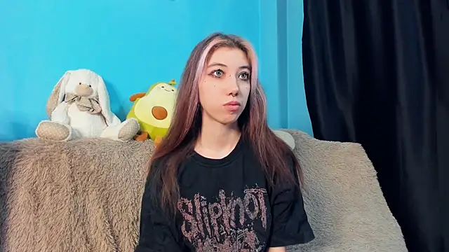 Snapshot of _Mindy_ chatting on 12-22-24, 12:28 Mindy online show from 12-22-24, 12:28