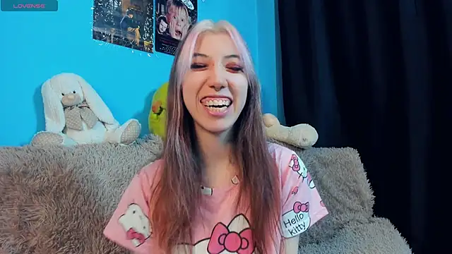 Snapshot of _Mindy_ chatting on 01-11-25, 04:27 Mindy online show from 01-11-25, 04:27