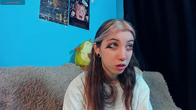 Snapshot of _Mindy_ chatting on 02-08-25, 01:00 Mindy online show from 02-08-25, 01:00