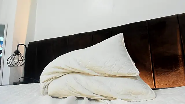 AbrilSonne online show from 03-19-25, 04:57