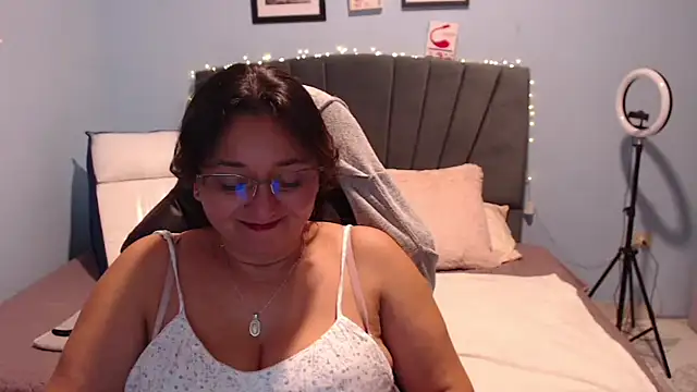 Snapshot of AngelRouss chatting on 02-28-25, 03:04 AngelRouss online show from 02-28-25, 03:04