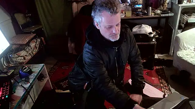 Snapshot of SilverandFox chatting on 03-10-25, 09:21 SilverandFox online show from 03-10-25, 09:21