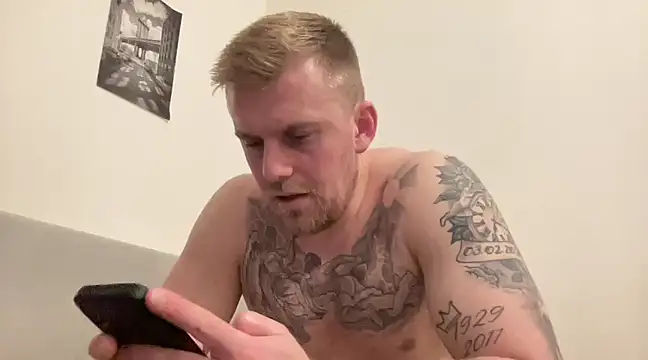 Snapshot of BulkAndTattoos chatting on 12-22-24, 03:11 BulkAndTattoos online show from 12-22-24, 03:11