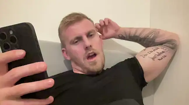 Snapshot of BulkAndTattoos chatting on 12-24-24, 06:17 BulkAndTattoos online show from 12-24-24, 06:17