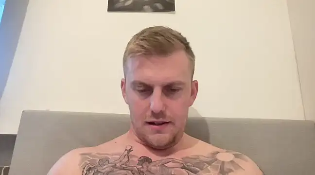 Snapshot of BulkAndTattoos chatting on 12-27-24, 02:33 BulkAndTattoos online show from 12-27-24, 02:33