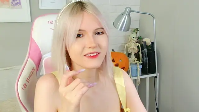 Snapshot of NellieLoyns chatting on 10-25-25, 05:08 NellieLoyns online show from 10-25-25, 05:08