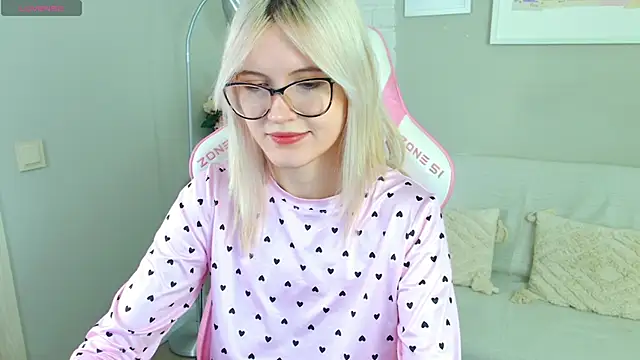 Snapshot of NellieLoyns chatting on 11-16-25, 05:18 NellieLoyns online show from 11-16-25, 05:18