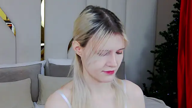 Snapshot of NellieLoyns chatting on 12-16-25, 05:18 NellieLoyns online show from 12-16-25, 05:18