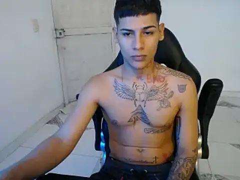 Snapshot of Clyde019 chatting on 12-28-24, 02:21 Clyde019 online show from 12-28-24, 02:21