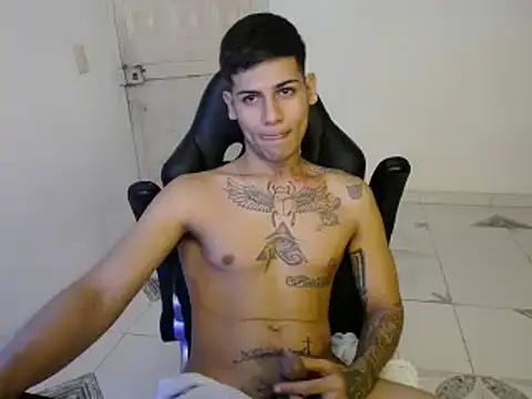 Snapshot of Clyde019 chatting on 12-31-24, 01:15 Clyde019 online show from 12-31-24, 01:15