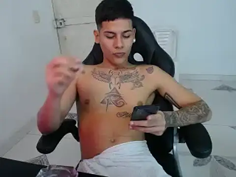 Snapshot of Clyde019 chatting on 01-24-25, 05:10 Clyde019 online show from 01-24-25, 05:10