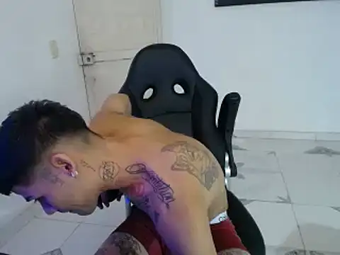 Snapshot of Clyde019 chatting on 01-24-25, 04:17 Clyde019 online show from 01-24-25, 04:17