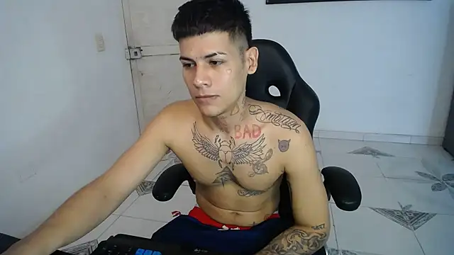 Snapshot of Clyde019 chatting on 02-26-25, 04:45 Clyde019 online show from 02-26-25, 04:45