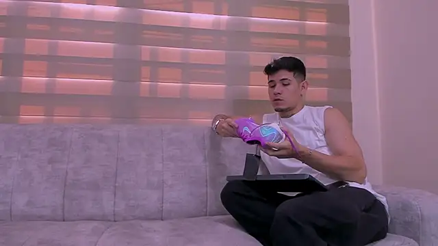 Snapshot of hell_twink chatting on 01-13-25, 08:15 hell twink online show from 01-13-25, 08:15