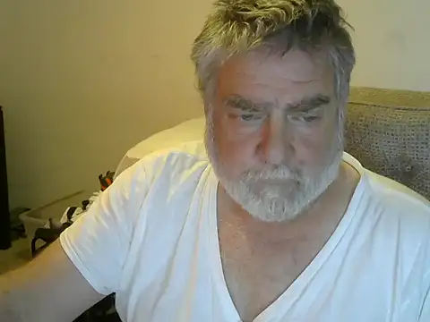 Snapshot of viejo_oso chatting on 09-21-25, 03:35 viejo oso online show from 09-21-25, 03:35