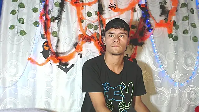 Snapshot of Andres_7676 chatting on 10-12-25, 09:47 Andres 7676 online show from 10-12-25, 09:47