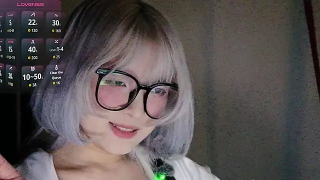 Snapshot of Yu_UwU_ chatting on 10-30-25, 01:23 Yu UwU online show from 10-30-25, 01:23