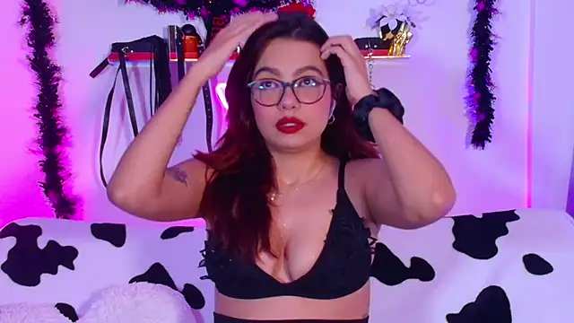 Snapshot of EmiF26 chatting on 10-21-25, 03:51 EmiF26 online show from 10-21-25, 03:51