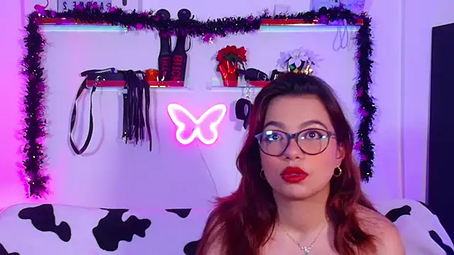 Snapshot of EmiF26 chatting on 10-28-25, 02:15 EmiF26 online show from 10-28-25, 02:15