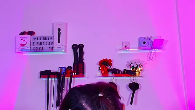 Snapshot of EmiF26 chatting on 11-21-25, 10:19 EmiF26 online show from 11-21-25, 10:19