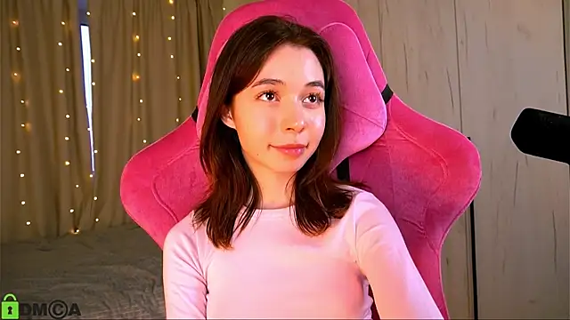 Snapshot of LittleOriana chatting on 03-14-25, 05:05 LittleOriana online show from 03-14-25, 05:05