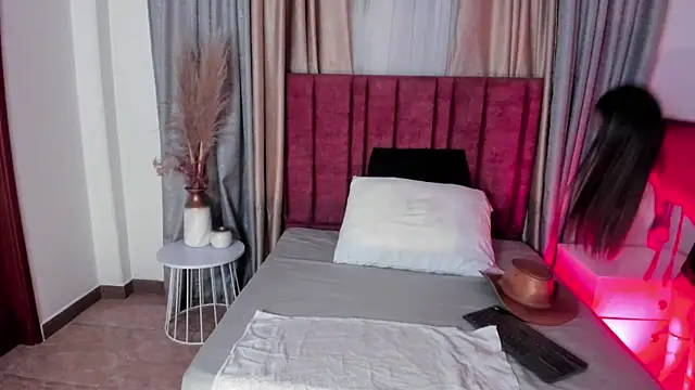 Snapshot of EloiseQuinn chatting on 03-19-25, 12:45 EloiseQuinn online show from 03-19-25, 12:45