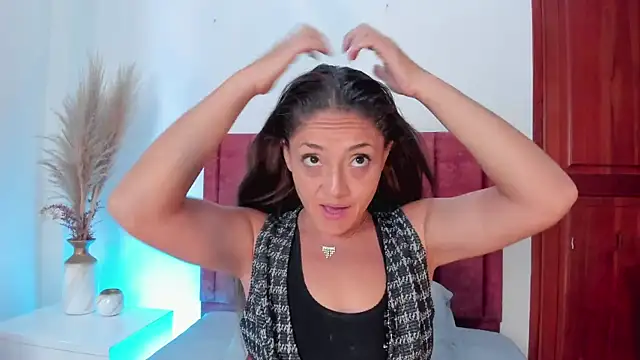 Snapshot of EloiseQuinn chatting on 09-11-25, 12:33 EloiseQuinn online show from 09-11-25, 12:33