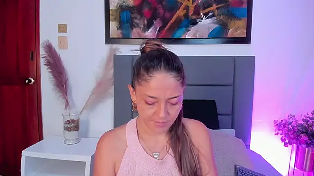 Snapshot of EloiseQuinn chatting on 09-11-25, 12:38 EloiseQuinn online show from 09-11-25, 12:38