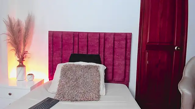 Snapshot of EloiseQuinn chatting on 09-16-25, 01:12 EloiseQuinn online show from 09-16-25, 01:12