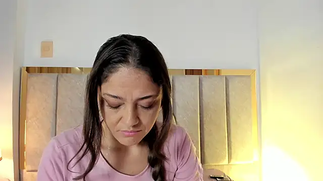 Snapshot of EloiseQuinn chatting on 10-14-25, 01:23 EloiseQuinn online show from 10-14-25, 01:23