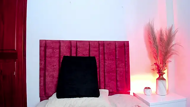 Snapshot of EloiseQuinn chatting on 10-20-25, 01:11 EloiseQuinn online show from 10-20-25, 01:11