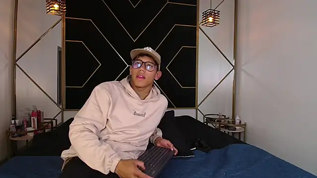 Snapshot of RyanPricee chatting on 10-22-25, 04:24 RyanPricee online show from 10-22-25, 04:24