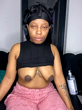 Snapshot of Thando04 chatting on 10-19-25, 05:46 Thando04 online show from 10-19-25, 05:46