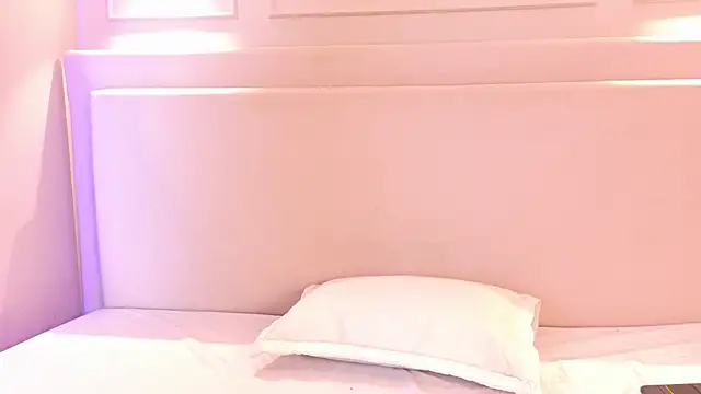 Snapshot of NaomiKlarc chatting on 11-25-25, 04:12 NaomiKlarc online show from 11-25-25, 04:12