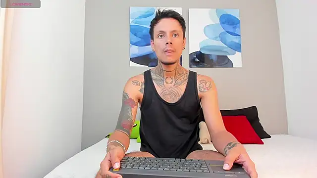 Snapshot of Emilio_Wolf chatting on 01-23-25, 10:43 Emilio Wolf online show from 01-23-25, 10:43