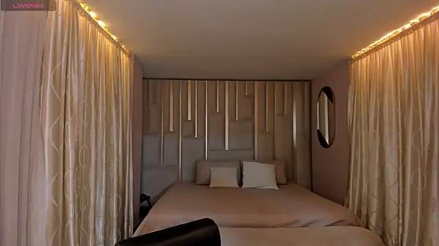 NiaSalvatore online show from 10-23-25, 07:45