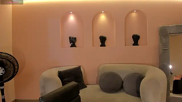 NiaSalvatore online show from 10-28-25, 07:27