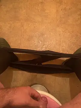 Snapshot of balint35 chatting on 10-15-25, 02:33 balint35 online show from 10-15-25, 02:33