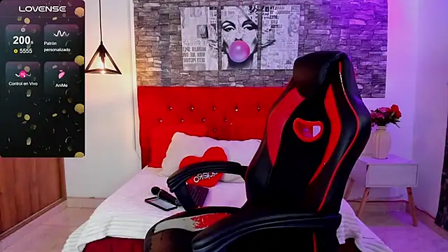 Snapshot of Emily_sc chatting on 10-29-25, 04:20 Emily sc online show from 10-29-25, 04:20